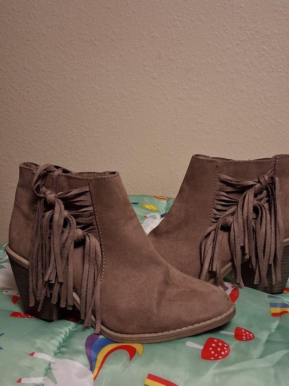 Women’s Taupe Suede Fringe Ankle Boots 9 260837